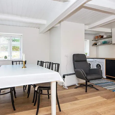 6 Person In Allingabro-by Traum